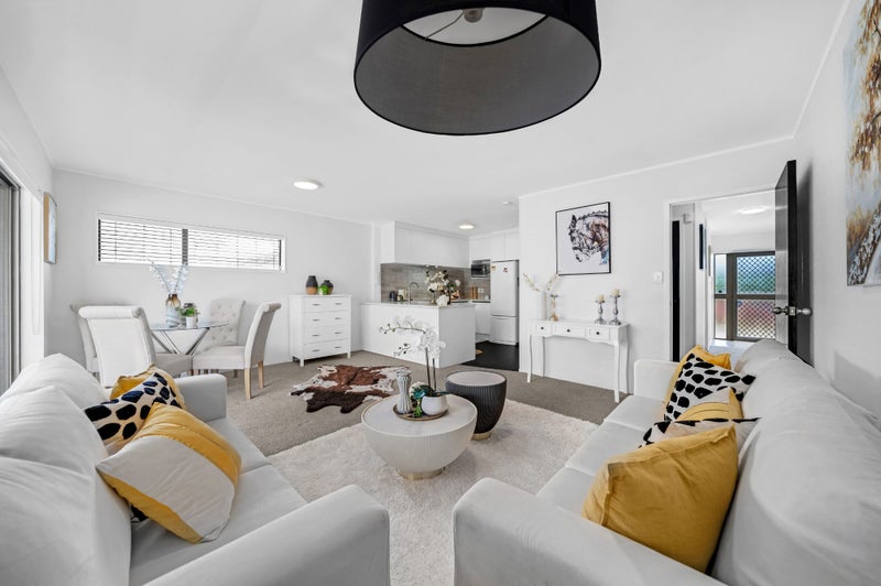 2/74 Wellington Street, Howick, Auckland - Carousel 1