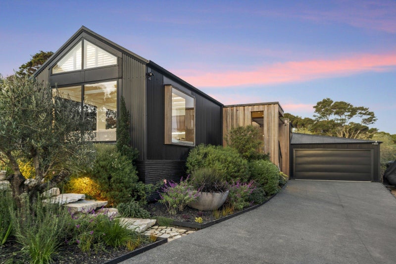 6 Queens Drive, Oneroa, Waiheke Island - Carousel 1