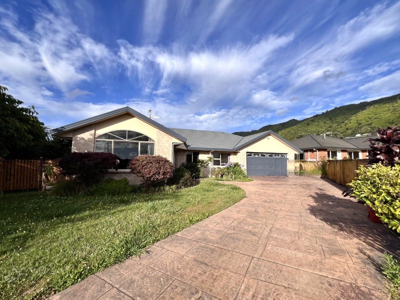 10 Balmerino Grove, Waikanae, Waikanae - Carousel 1
