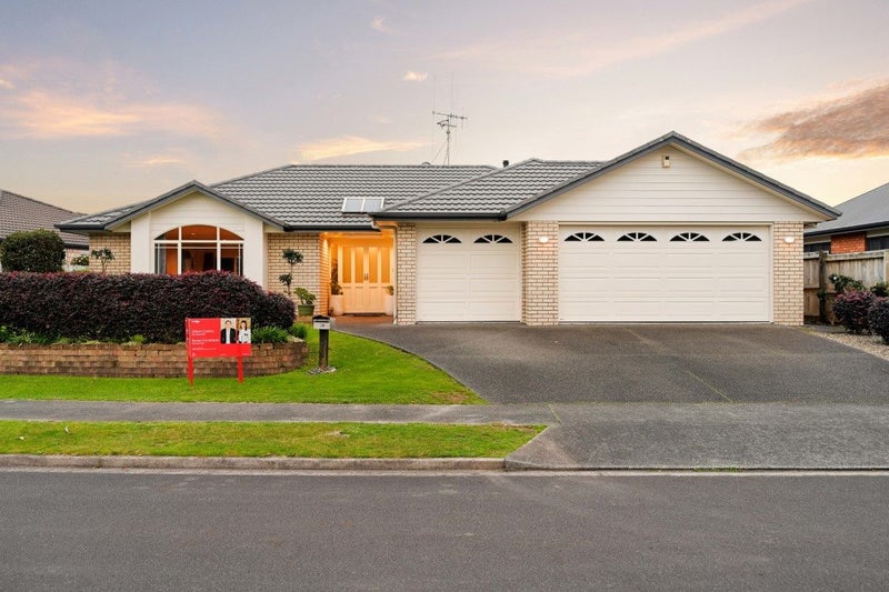 19 Palliser Drive, Huntington, Hamilton - Carousel 1