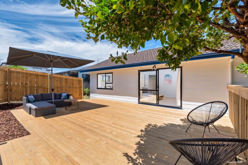 2/16 Leiden Place, Totara Vale, Auckland - Carousel 1