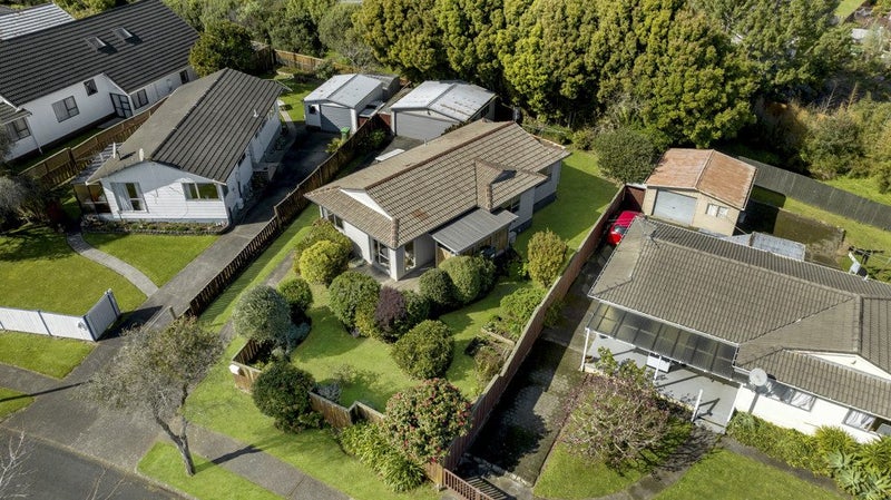 15 Darren Crescent, Half Moon Bay, Auckland - Carousel 1