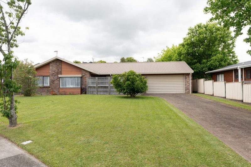 16 Oregon Crescent, Glenview, Hamilton - Carousel 1