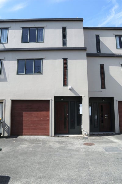 2/12 Ambrico Place, New Lynn, Auckland - Carousel 1