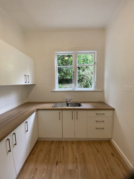 164 Glenmore Street, Northland, Wellington - Carousel 1