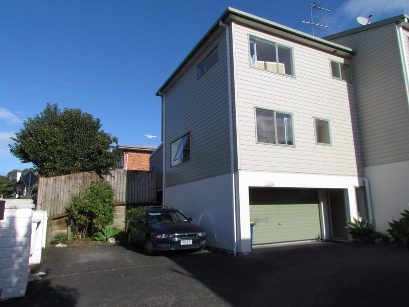 2/5 Kilham Avenue, Northcote, Auckland - Carousel 1