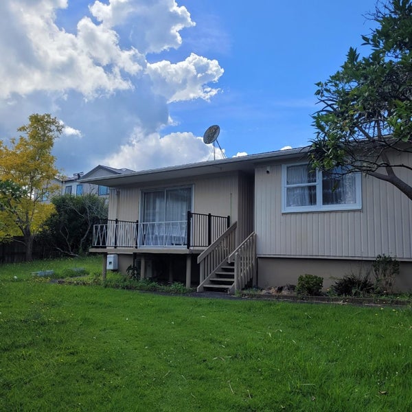 15 Craigbank Avenue, New Lynn, Auckland - Carousel 1