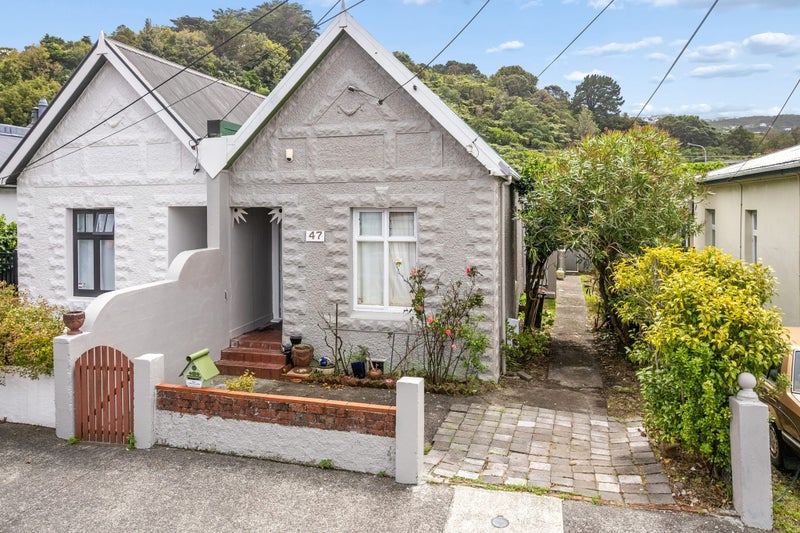47 Riddlers Crescent, Petone, Lower Hutt - Carousel 1