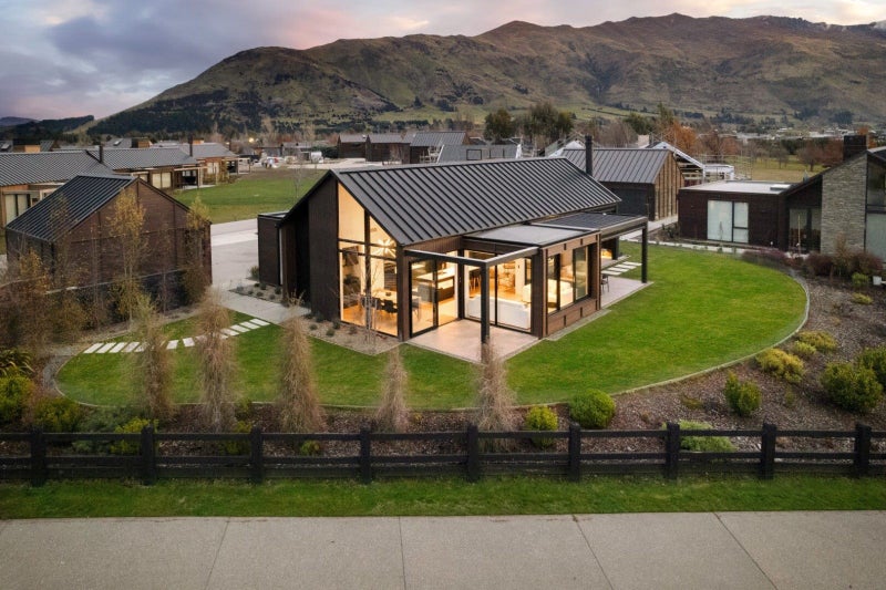 2 Mccaw Mews, WANAKA - Carousel 1