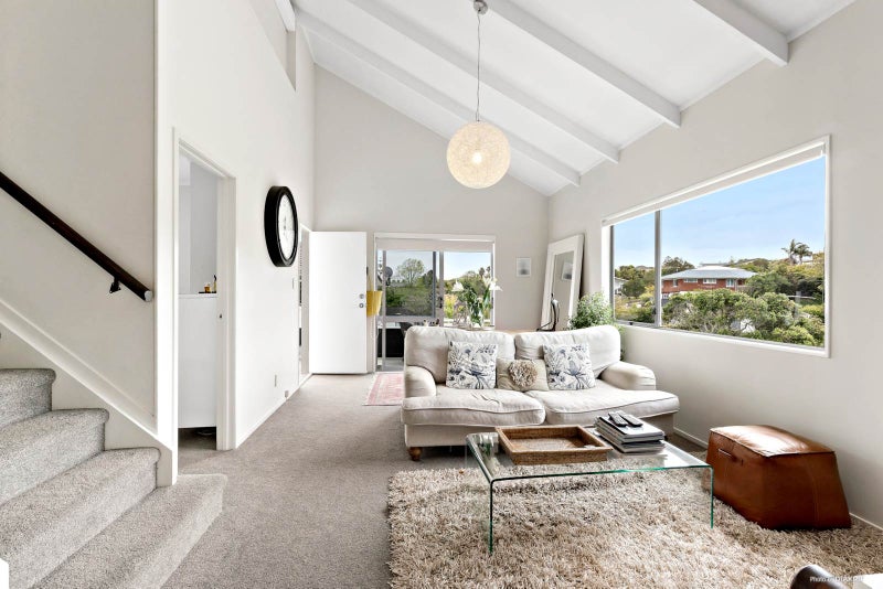 1/10 Pickwick Parade, Mellons Bay, Auckland - Carousel 1