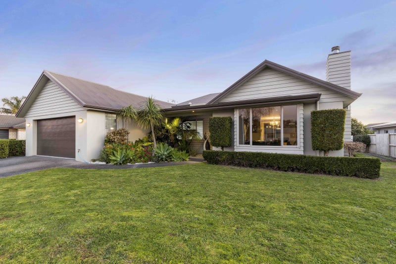 17 Barrington Drive, Huntington, Hamilton - Carousel 1