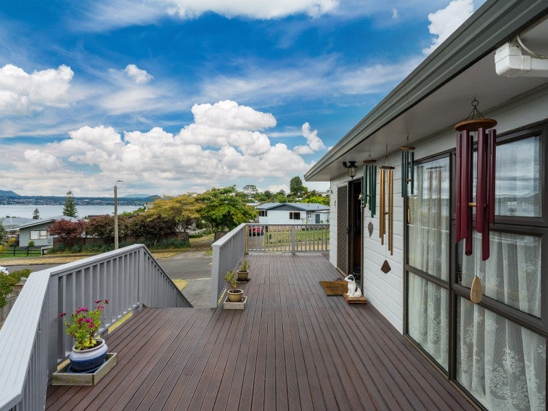 18 Shera Street, Acacia Bay, Taupo - Carousel 1