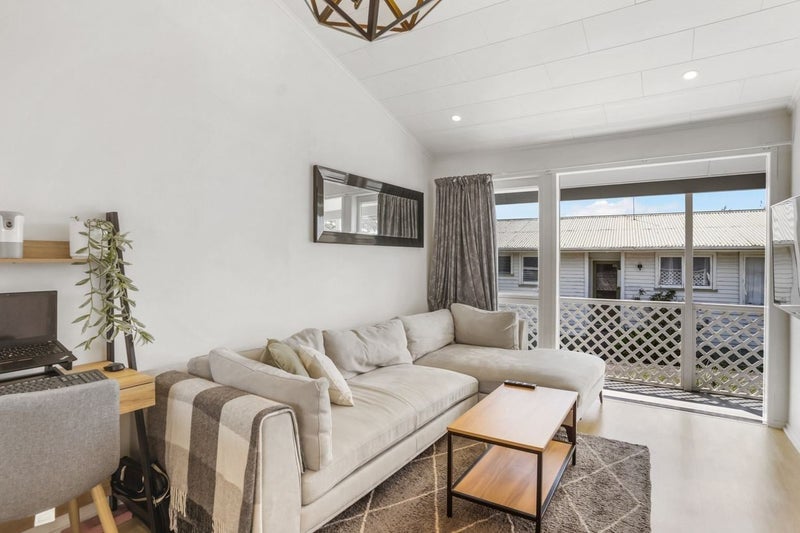 68 Commodore Drive, Lynfield, Auckland - Carousel 2