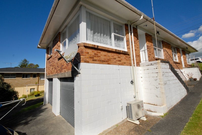 2/321 Wairau Road, Totara Vale, Auckland - Carousel 1