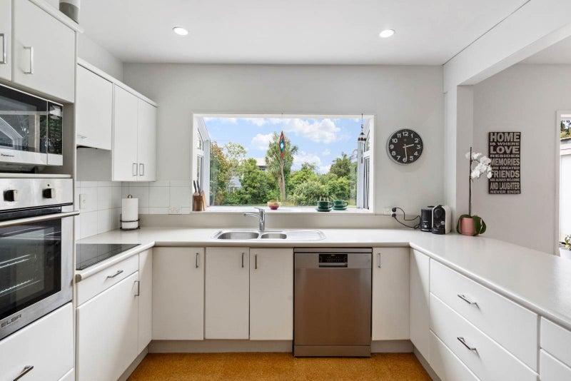 8 Lookout Drive, Laingholm, Auckland - Carousel 2