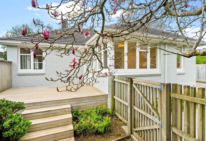 50 Waddell Avenue, Point England, Auckland - Carousel 1