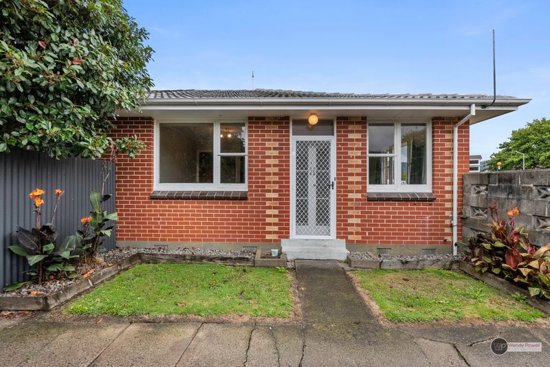 1/11 Sutherland Avenue, Silverstream, Upper Hutt - Carousel 1