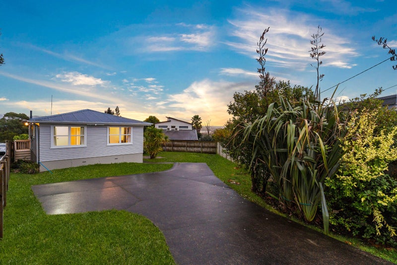9 Hillary Heights Avenue, Glendene, Auckland - Carousel 2