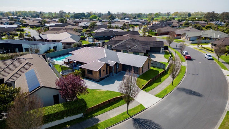 115 Saint James Drive, Huntington, Hamilton - Carousel 1