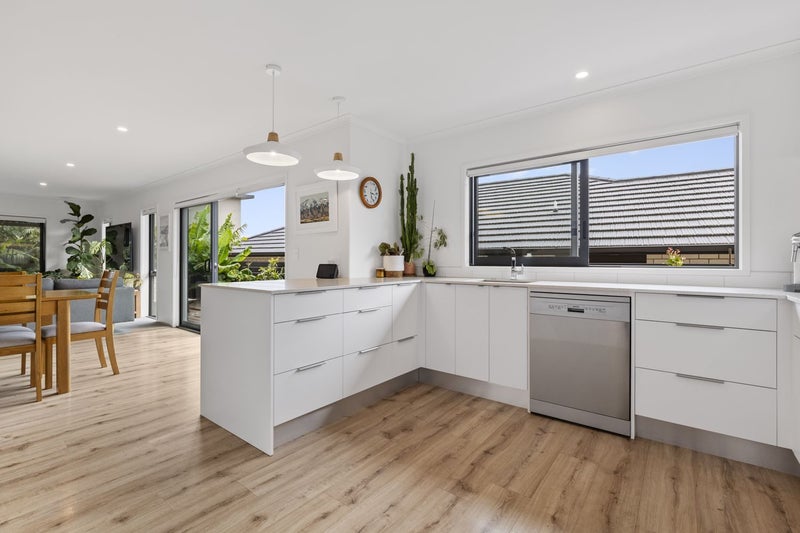 8 Oakmont Crescent, Waiwhakaiho, New Plymouth - Carousel 2