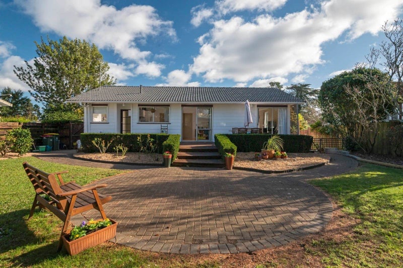 8 Robert Allan Way, Pakuranga Heights, Auckland - Carousel 1
