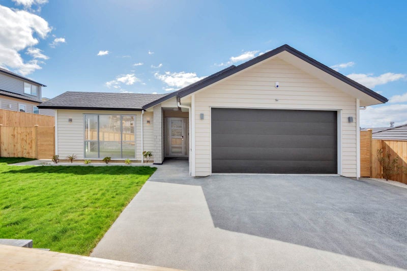 9 Canoe Lane, Riverhead, Riverhead - Carousel 2