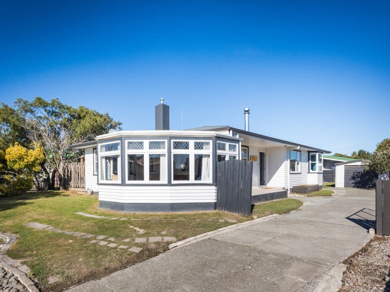 8 Karamea Crescent, Kelvin Grove, Palmerston North - Carousel 1