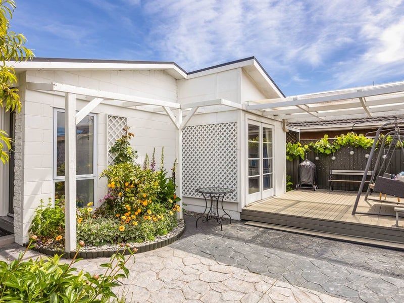 2/18 Packe Street, Edgeware, Christchurch - Carousel 1