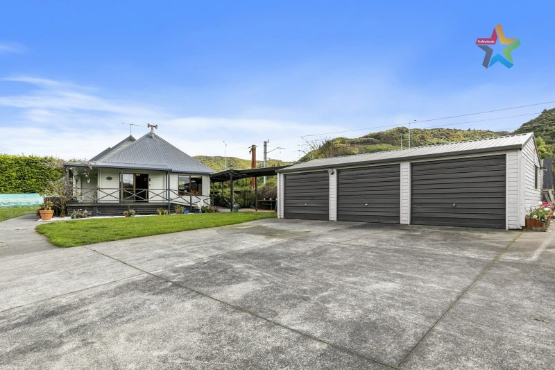 1 Cottle Heath Close, Manor Park, Lower Hutt - Carousel 12