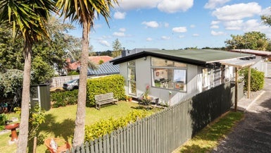 1/114A Kervil AVE, Te Atatu Peninsula, Waitakere - Carousel 1