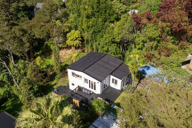 5 Fairmount Road, Titirangi, Auckland - Carousel 1