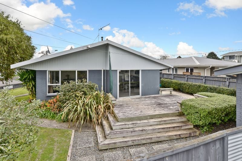 1 Burwood Place, Silverdale, Hamilton - Carousel 1