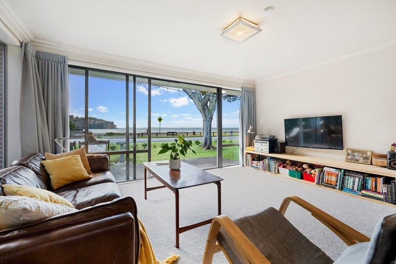 3 Sandys Parade, Laingholm, Auckland - Carousel 1