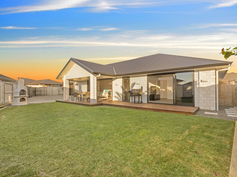 53 Kahuparere Crescent, Pyes Pa, Tauranga - Carousel 1