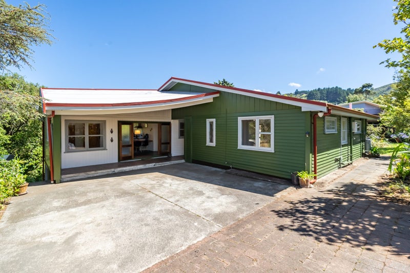 7 Catherine Grove, Tirohanga, Lower Hutt - Carousel 1