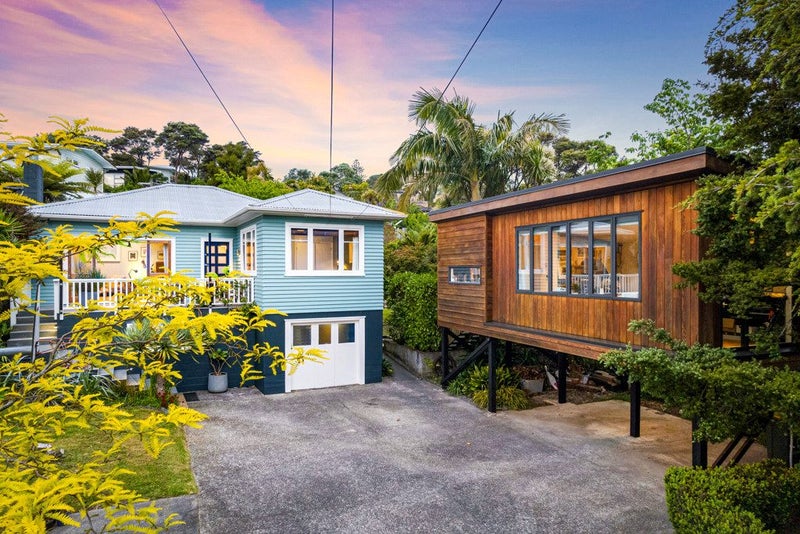 18 Derwent Crescent, Titirangi, Auckland - Carousel 1