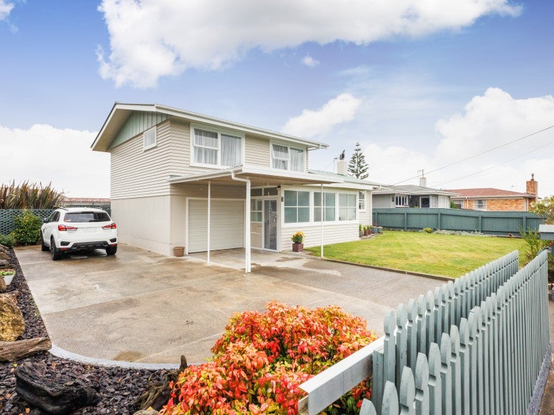 12 Tararua Terrace, Cloverlea, Palmerston North - Carousel 2