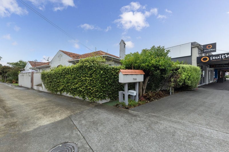 2/722 Manukau Road, Royal Oak, Auckland - Carousel 1