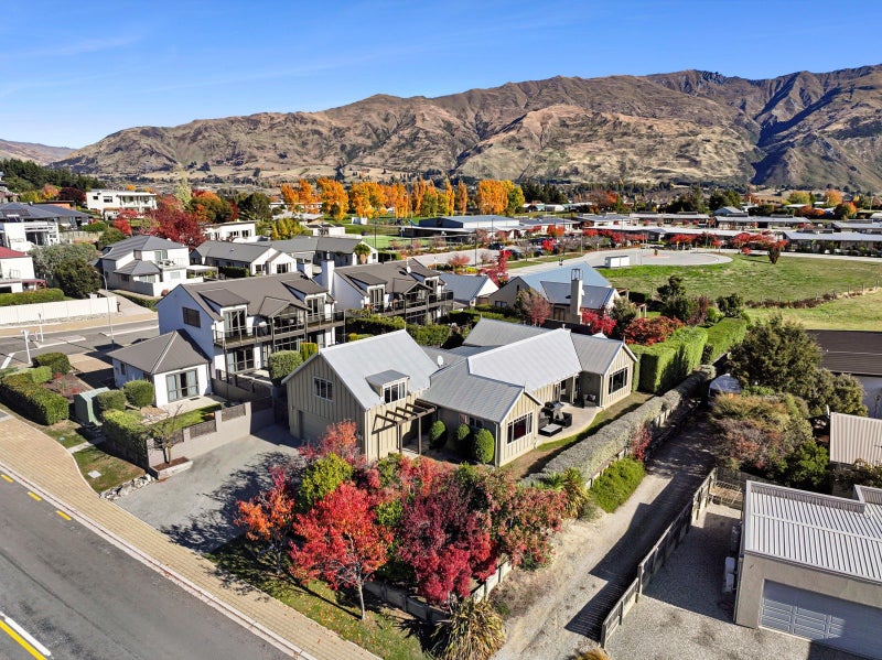 100 Kings Drive, Wanaka - Carousel 1