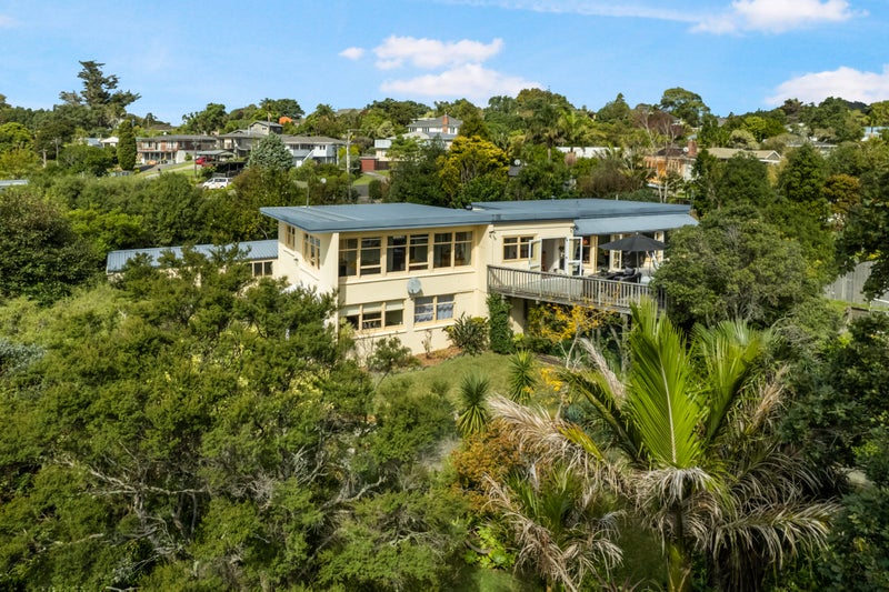 14 Deane Avenue, Titirangi, Auckland - Carousel 1