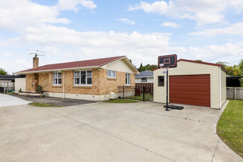1/19 Greta Street, Glenview, Hamilton - Carousel 1