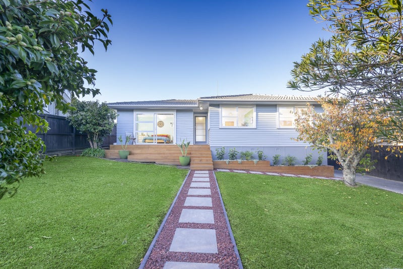 53 Castleford Street, Green Bay, Auckland - Carousel 1