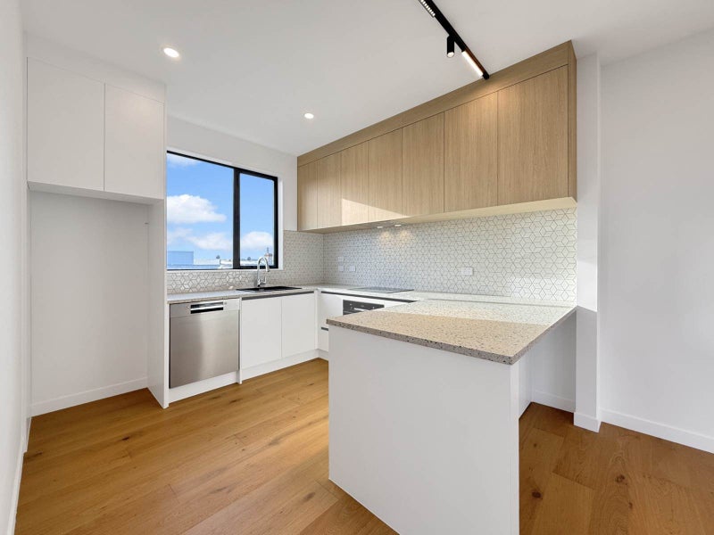 1/11 Huia Road, Point Chevalier, Auckland - Carousel 2