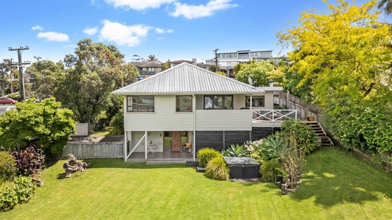 46 Montgomery Crescent, Cockle Bay, Auckland - Carousel 1