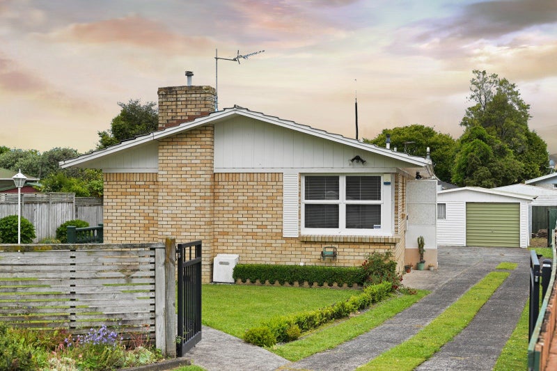 63 Resthill Crescent, Glenview, Hamilton - Carousel 2