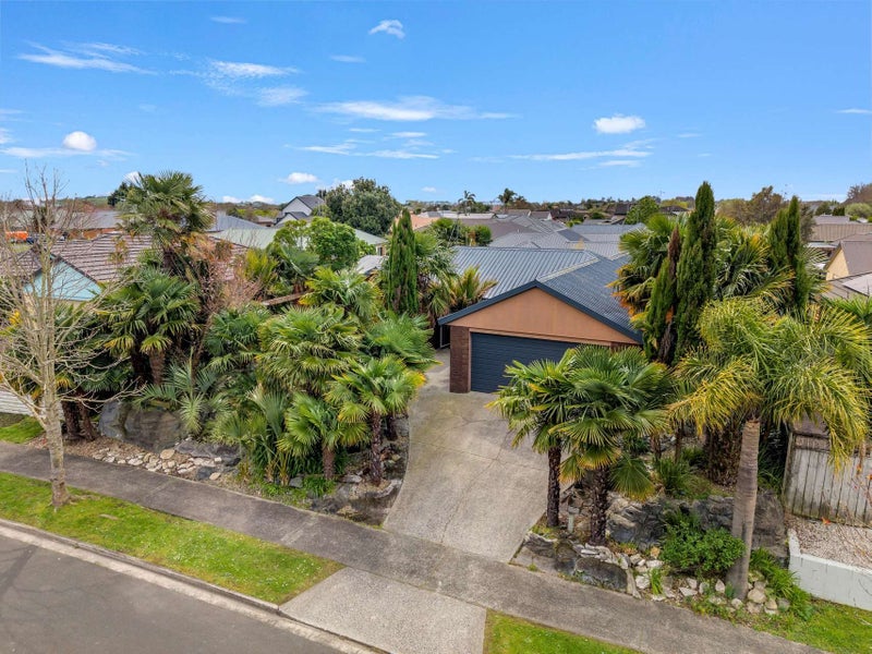 2 Saxon Woods Drive, Rototuna North, Hamilton - Carousel 1