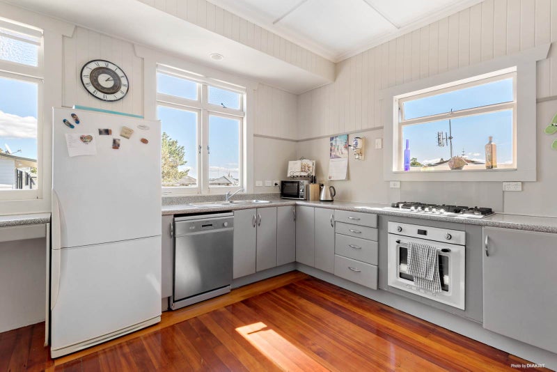 6 Preston Avenue, Belmont, Auckland - Carousel 2