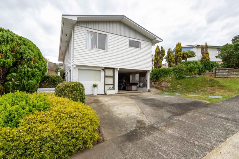 25 Gloaming Hill, Titahi Bay, Porirua - Carousel 1