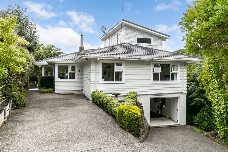 33 Kiwi Crescent, Tawa, Wellington - Carousel 2