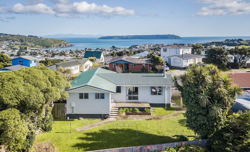 124 Gloaming Hill, Titahi Bay, Porirua - Carousel 1